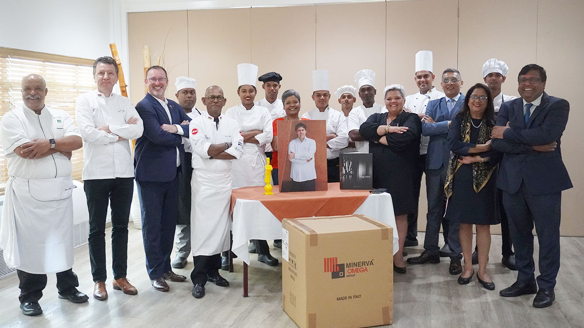 Cérémonie de remise de dons en hommage au Chef Serge Vieira